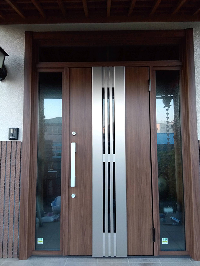 和風引き戸から高断熱のモダンデザインの玄関ドアへ